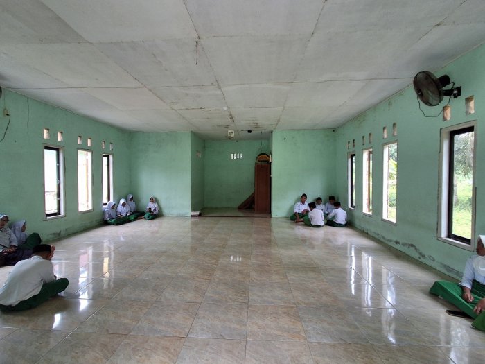 Siswa MIN 2 Tebo Manfaatkan Musholla untuk Belajar Selama Ramadan