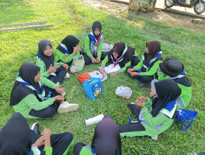 Penuh Semangat, Siswa MIN 2 Tebo Ikuti Latihan Pramuka Akhir Pekan Walaupun Cuaca Sangat Panas Penuh Semangat, Siswa MIN 2 Tebo Ikuti Latihan Pramuka Akhir Pekan Walaupun Cuaca Sangat Panas