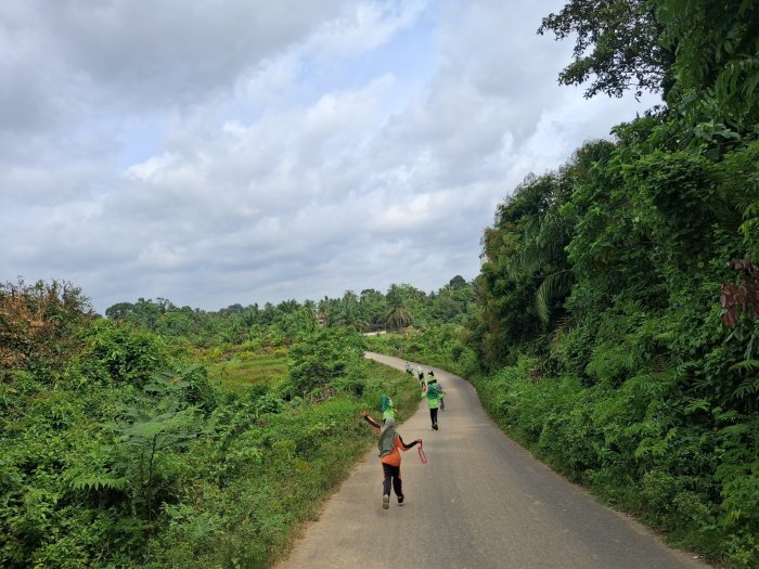 Wujudkan Siswa Sehat, MIN 2 Tebo Gelar Jalan Santai dalam Mapel PJOK