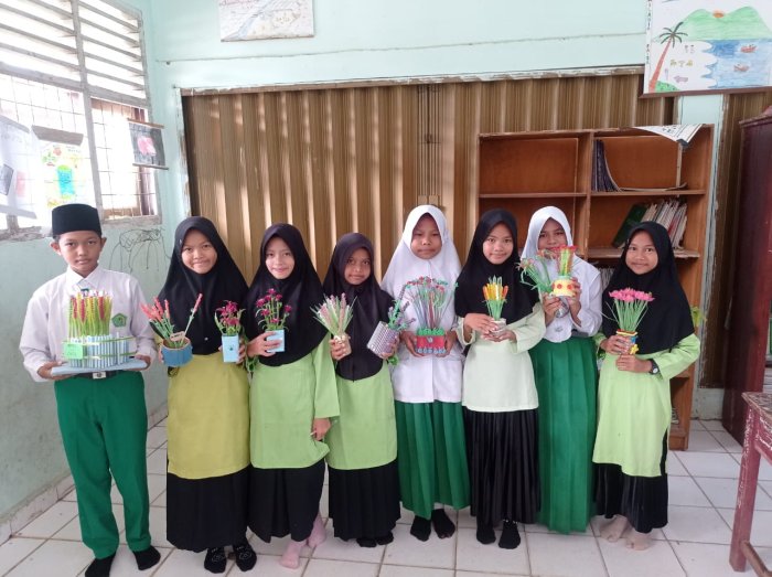 Ubah Limbah Jadi Rupiah, Siswa MIN 2 Tebo Sulap Plastik Bekas Jadi Bunga Cantik