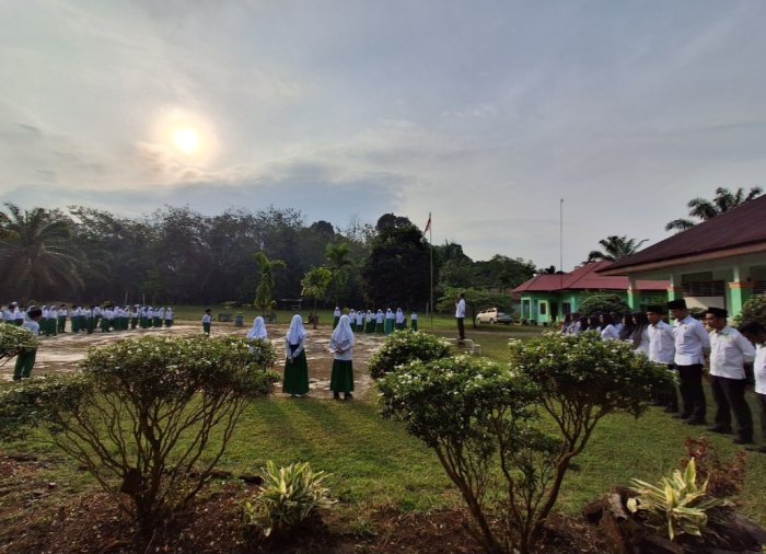 Siswa MIN 2 Tebo Laksanakan Upacara Bendera di Bawah Langit Cerah