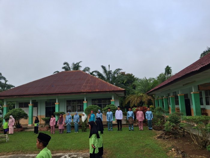 MIN 2 Tebo Gelar Upacara Rutin Sambil Peringati HUT Tebo ke-26, Siswa dan Guru beserta Staf Berpakain Teluk Belango
