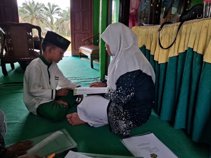 Siswa MIN 2 Tebo Latihan Membaca di Kantor, Dibimbing Langsung oleh Guru Piket